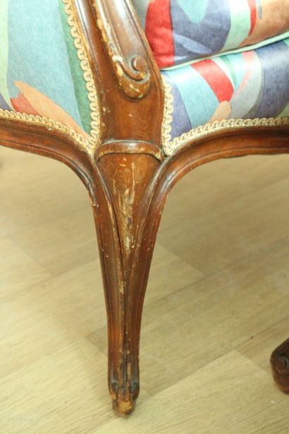 Paire de bergères en bois sculpté, à décor...