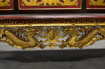 CHINA. Sofa-bench in carved and molded wood...