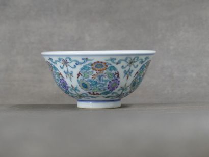 CHINA. Porcelain rice bowl decorated with...