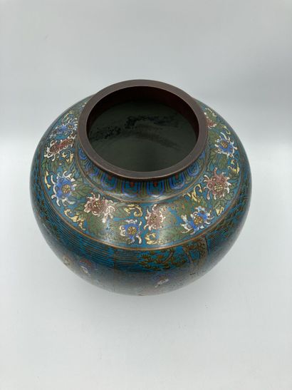 CHINE 
Vase in cloisonné enamels on bronze...