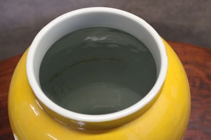 CHINE
Covered pot in yellow painted earthenware...
