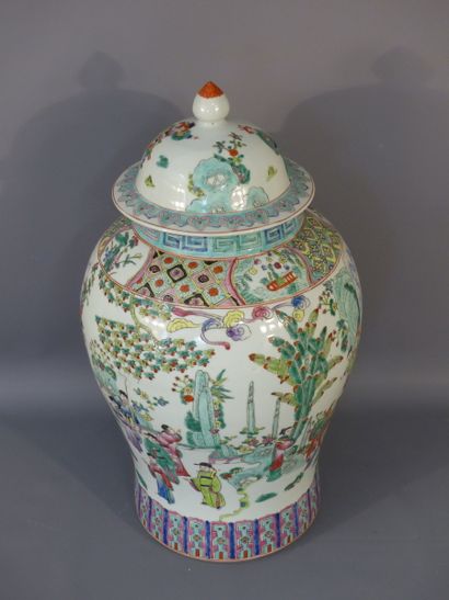 CHINE, Importante potiche couverte en porcelaine...