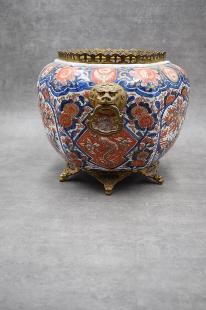 JAPAN. Hexagonal porcelain cover-pot with...