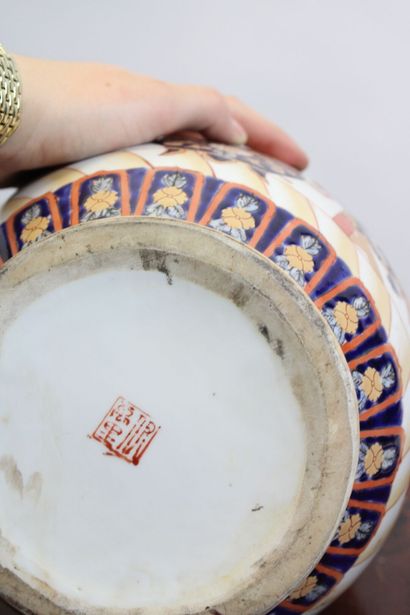 Paire de vases. 
CHINA Pair of porcelain...
