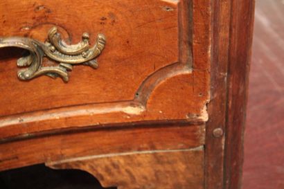 Régence. 
Commode en noyer ouvrant par trois...