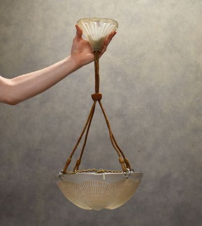 René LALIQUE (1860-1945). 
Suspension out...