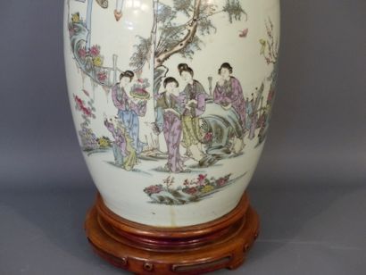 CHINE. Vase en porcelaine 
CHINA, About 1900....