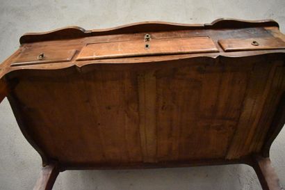 Une coiffeuse en bois patiné ouvrant par...