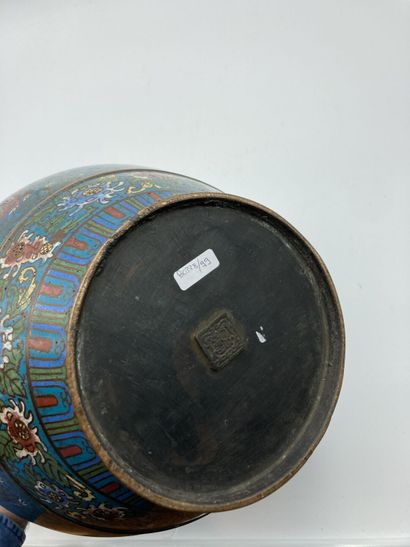 CHINE 
Vase in cloisonné enamels on bronze...