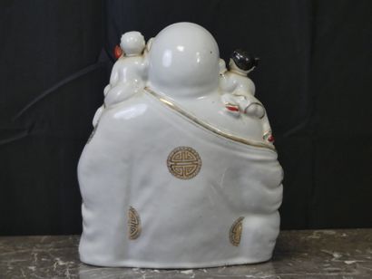 CHINE. 
Buddha with children in white porcelain....