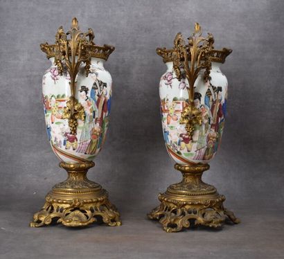 CHINA. Pair of porcelain vases decorated...