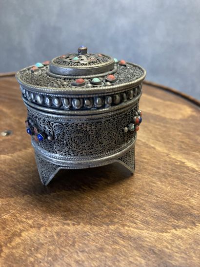 TIBET 
Tripod silver box with filigree decoration...