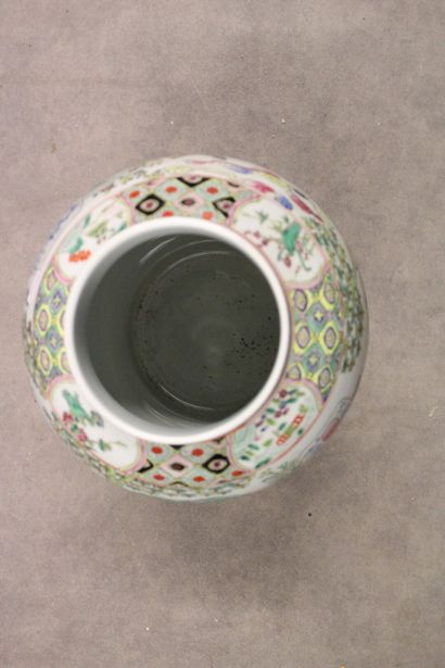 CHINA. Covered polychrome porcelain vase...