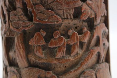 CHINE
Carved wood bitong decorated with a...