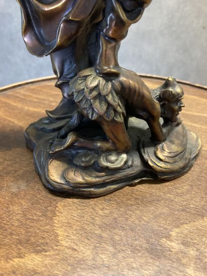 JAPON
Bronze representing a man with sword,...