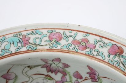 CHINE
Polychrome porcelain basin, with central...