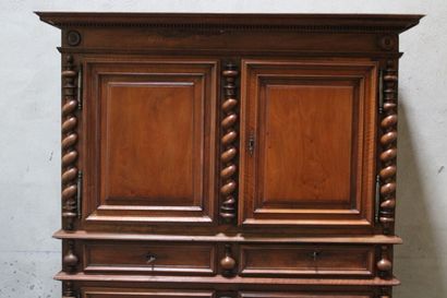 Buffet
Armoire a de corps en noyer mouluré...