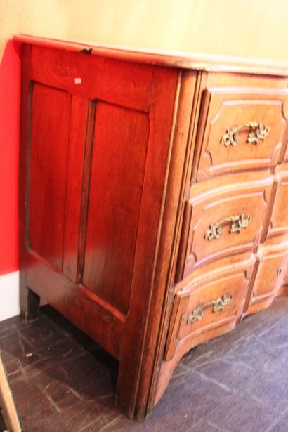 Régence. 
Commode en noyer ouvrant par trois...
