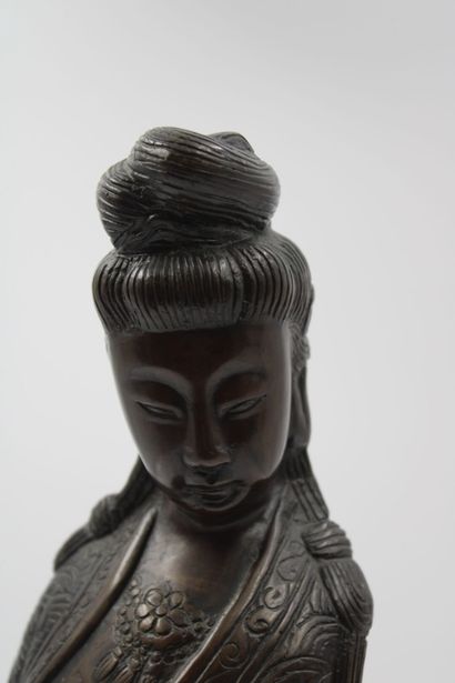 CHINE 
Guanyin in bronze with brown patina....