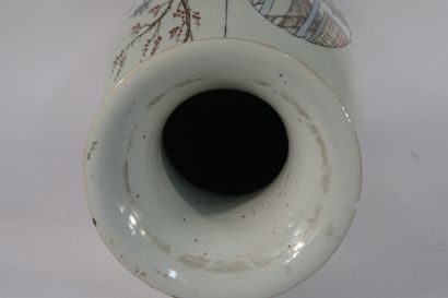 CHINE. Vase en porcelaine 
CHINA, About 1900....