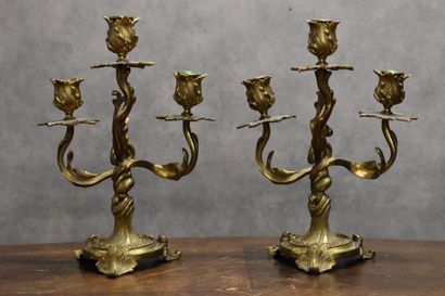 Paire de chandeliers en bronze ciselé et...