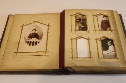 AlBUMS ANCIENS DE PHOTOGRAPHIES dont :
-...