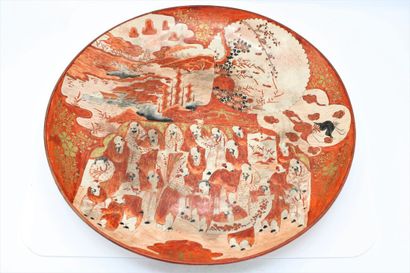 JAPON
Plat en porcelaine à décor polychrome....