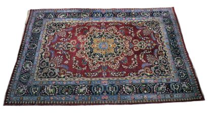 Tapis Ispahan, XXe
Tapis à fond rouge à médaillon...