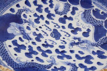 JAPON, période Meiji
Important plat en porcelaine...