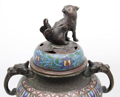 CHINE 
Vase couvert en émaux cloisonnés
Hauteur...
