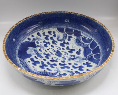 JAPON, période Meiji
Important plat en porcelaine...