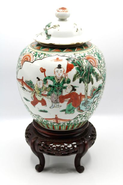 CHINE XIXe
Pot à couvercle de la famille...