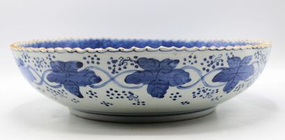 JAPON, période Meiji
Important plat en porcelaine...