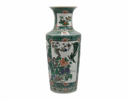CHINE, XIXe siècle
Vase rouleau à col évasé,...