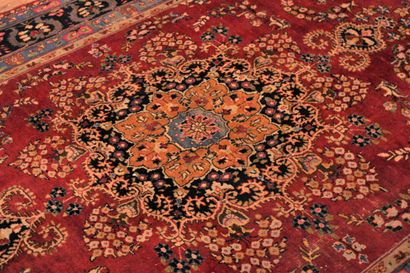 Tapis Ispahan, XXe
Tapis à fond rouge à médaillon...