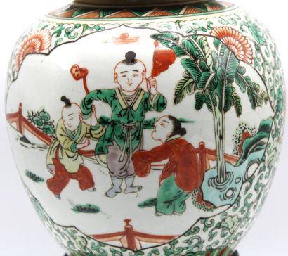CHINE XIXe
Pot à couvercle de la famille...