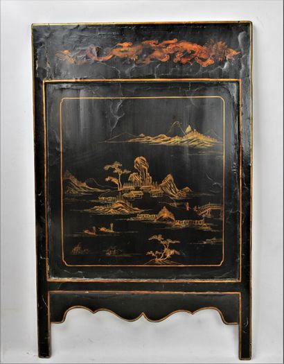 CHINE
Panneau en bois laqué à décor en dorure...