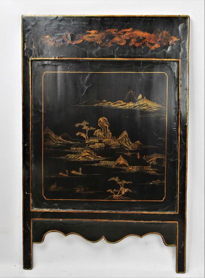 CHINE
Panneau en bois laqué à décor en dorure...