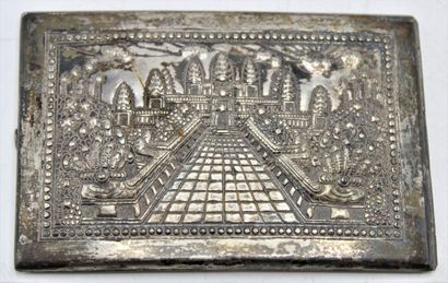 Étui à cigarettes en argent repoussé. A décor...