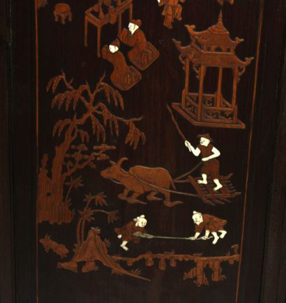 CHINE XIXe. 
Paire de panneaux en bois à...