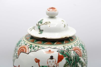 CHINE XIXe
Pot à couvercle de la famille...