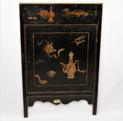 CHINE
Panneau en bois laqué à décor en dorure...