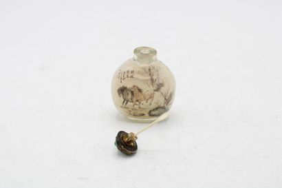 CHINE, XXe siècle 
Flacon tabatière en verre...