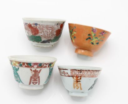 CHINE
Réunion de quatre petites soucoupes...