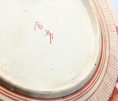 JAPON
Plat en porcelaine à décor polychrome....
