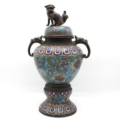 CHINE 
Vase couvert en émaux cloisonnés
Hauteur...