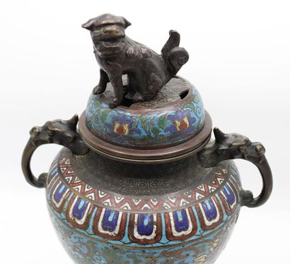 CHINE 
Vase couvert en émaux cloisonnés
Hauteur...