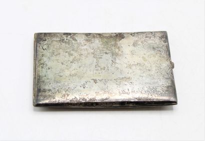 Étui à cigarettes en argent repoussé. A décor...