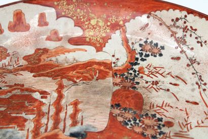 JAPON
Plat en porcelaine à décor polychrome....