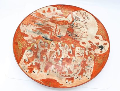 JAPON
Plat en porcelaine à décor polychrome....